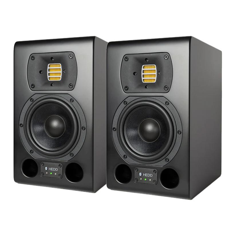 楽器種別：新品HEDD/新品 商品一覧＞＞レコーディング【135，000円〜260，000円】 商品一覧＞＞モニタースピーカー/モニタースピーカー/HEDD 商品一覧＞＞1998年開店 渋谷発・国内最大級DJ機器専門店です！HEDD Type 05 A-Core (ペア)(ヘッド オーディオ)(アナログ信号処理)(AMTツイーター)( Audio) レコーディング モニタースピーカー商品説明【製品の特長】TYPE 05 A-COREは、パフォーマンスを犠牲にすることなく、限られたスペースでの使用に最適化されたモデルです。HEDDの象徴であるAMT（エアー・モーション・トランスフォーマー）ツイーターと、5インチ・カスタムハニカムウーファーを組み合わせることで、極めてクリアな中高域と、そのサイズからは想像もつかない深い低域再生（43 Hzまで）を実現しました。プラグ＆プレイで即座に導入できる設計、純粋なアナログ信号経路、そして場所を選ばない最小限の設置面積。ニアフィールド・リスニングやポータブルなセットアップ、さらにはコンパクトなDolby Atmos環境の構築にも理想的です。・フルアナログ信号経路： コンバーター非搭載による低レイテンシーを実現。ソフトウェアに依存しない純粋な伝送。・5インチ・カスタムハニカムウーファー： 歪みの少ない力強い低域を実現。・高精細AMTドライバー： クリアで正確な中高域および高域の再現。・チューニング済みアナログフィルター基板： 自然な周波数分布を実現する精密設計。・High/Low シェルビングEQ： 部屋の特性や好みに合わせ、連続可変（±6 dB）で微調整が可能。・多彩な入力端子： RCA（アンバランス）、XLRおよびTRS（バランス）に対応。・前面スタンバイスイッチ： 操作性に優れた物理スイッチをフロントパネルに配置。・厳格な品質管理： 全ユニット、出荷前に動作テストを実施。・Atmos対応： マウント設置に対応し、イマーシブオーディオ環境にも最適。・ベルリンでの設計・組み立て： 厳選されたコンポーネントを使用。●Air Motion Transformer（エアー・モーション・トランスフォーマー）ベルリンの自社工場にて、高品質なコンポーネントを用いてハンドメイドされるHEDDのAMTは、極めて正確で、驚くほど開放的なサウンドを届けます。超高域まで伸びる周波数特性と、卓越したトランジェント・レスポンス（音の立ち上がり速度）により、音源が持つ本来の自然な響きを一切損なうことなく再現します。●アナログの極致（Analog Excellence）A-COREモニターには、HEDD史上最も洗練され、かつ信頼性の高い「アナログ・フィルター基板」が搭載されています。これにより、すべてのスピーカーを極めて自然なレスポンスへとチューニングすることが可能となり、一切の欠点がない、低レイテンシーなアナログ信号経路を実現しました。●優れた操作性（Ease of Use）A-COREシリーズは、徹底したシンプルさを追求して設計されています。XLR、TRS、RCAといった多彩な入力端子を備え、さらに部屋の音響特性やユーザーの好みに合わせて調整できるEQも内蔵。セットアップに手間取ることなく、接続してすぐに音楽制作やリスニングに集中することができます。●ベルリンでの設計・製造（Designed and made in Berlin）すべてのHEDD製品は、ドイツ・ベルリンにて設計・組み立てられています。音響再生の豊かな歴史を受け継ぐ才能あるエンジニアと職人たちが、その技術を結集。一人ひとりのユーザーが奏でる「独自の音（the key of you）」に寄り添い、最適なチューニングを施した製品を送り出しています。【製品の仕様】・主な特徴：2ウェイ・アクティブ・ニアフィールドスピーカー、純アナログ信号経路、プラグ＆プレイ設計・ドライバー：5インチ・カスタムハニカム・コンパウンドウーファー、HEDD AMT（エアー・モーション・トランスフォーマー）ツイーター・アンプ出力：100 W ×2（ICEpower クラスDアンプ）・周波数帯域：43 Hz - 50 kHz・クロスオーバー周波数：2，500 Hz・最大音圧レベル (SPL)：112 dB SPL（ペア/1m地点）・入力端子：XLR、TRS（バランス）、RCA（アンバランス）・筐体設計：高耐久MDFキャビネット、ブラック・サテン仕上げ、フロントパネルLEDインジケーター・寸法 (H×W×D)：308 × 180 × 245 mm・重量：6.2 kg（1本あたり）イケベカテゴリ_レコーディング_モニタースピーカー_モニタースピーカー_HEDD_新品 SW_HEDD_新品 JAN:0745760375769 登録日:2026/01/24 モニタースピーカー スタジオモニター
