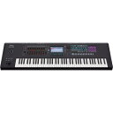 楽器種別：新品シンセサイザー/Roland 商品一覧＞＞シンセサイザー【250，000円〜475，000円】 商品一覧＞＞1998年開店 渋谷発・国内最大級DJ機器専門店です！Roland 【GWゴールドラッシュセール】FANTOM-7 MUSIC WORKSTATION 【※代引き不可】 シンセサイザー・電子楽器 シンセサイザー商品説明※沖縄・離島へのご配送につきましては、別途送料お見積もりとなります。お気軽にお問い合わせ下さい。ライブパフォーマンス、楽曲制作、外部コントロールのバランスに優れた新世代シンセサイザーRoland FANTOM は、ライブパフォーマンス、楽曲制作、外部コントロールの機能を極めて高いクオリティとバランスで実現した新世代シンセサイザーです。難しいモードや技術的な限界によるフラストレーションを排除し、スムーズで迅速なワークフローを実現しました。パワフルなサウンド・エンジンは、ローランド最高峰のシンセ・サウンドとアコースティック・サウンドを奏でるだけでなく、これらを深く組み合わせ、コントロールし、音を形づくります。新規開発したキーボード鍵盤や、最上級のピアノ鍵盤に加えて、効率的なUI を持つハードウェアは、プレイヤーが思いつくまま、アクセス＆コントロールが可能に。FANTOM は今日のプレイヤーのスタイルに寄り添い、迅速な制作と豊かな表現力を高いプレイアビリティをもって実現します。Less learning， more creative曲作りに意欲的な時に、意欲をそがれたくはありません。FANTOM では従来の様な、モードの概念を排除しました。音色やパターン、シーケンスといったレイアウトは全てSCENE と呼ばれるスペースで管理されます。SCENE は16 パートの楽器を持ち、外部コントロールの設定、パターンによる曲の管理も全てSCENE で管理されます。曲の制作時や呼び出し時に音色のアサインを気にしたりする必要はなくSCENE を呼びだすだけで完結。更に16 パートすべてのエフェクトに対応したREMAIN を実現。SCENE 間の切り替え時も音が途切れることはありません。まさにシンセ2 台分のパワーを1 台に備えたFANTOM を使えば、ストレスなく演奏に集中できるのです。1 つのSCENE には16 のZONE があり、それぞれに音色をアサインできます。ZONE ではレベルやEQ、PAN、SPRIT による鍵盤域の割り当てや各種ペダルの設定を割り当てます。画面左に配置されたZONE セクションでは、これらを直感的に、演奏しながらコントロールすることができます。演奏しながら音色を切り替えたり、徐々に音色を加えていったりすることもシンプルに行えます。1. 従来のモード・オペレーションを排除。思ったところへいつでもアクセスできるSCENEストラクチャーでスピード重視のワークフローを実現。2. 高解像度Virtual Analog/PCMを兼ね備える最新音源「ZEN-Core」を搭載。3．フル・ポリフォニーを実現するピアノ専用音源「V-Pianoテクノロジー」を搭載。4. 1，024段階の高解像度動作に対応したシンセサイザー・セクションやタッチ・ディスプレイからパラメータを直接コントロール。5. 独特の温かみのあるサウンドをもたらすステレオAnalog Filter。6. 88鍵盤モデルには定評のあるハイブリッド構造のピアノタッチ鍵盤を、61鍵盤、76鍵盤モデルには新規開発のハイエンド・セミウェイテッド鍵盤を採用し、プレイアビリティを向上。7. パターンベースでサウンドをスケッチしクリップライクに扱えるパターン・シーケンス。8. Apple社「Logic Pro X」「Mainstage」とのインテグレーションを強化。ソフトウェアとハードウェアをシームレスにプレイし、FANTOM本体でコントロール可能に。●電源AC100V（50 ／60Hz）●消費電力50W●外形寸法FANTOM-6：1，084（幅）× 403（奥行き）×106（高さ）mmFANTOM-7：1，296（幅）× 403（奥行き）×106（高さ）mmFANTOM-8：1，432（幅）× 439（奥行き）×153（高さ）mm●質量FANTOM-6：15.3kgFANTOM-7：17.7kgFANTOM-8：27.7kgイケベカテゴリ_キーボード_シンセサイザー_Roland_新品 JAN:4957054512149 登録日:2019/09/02 シンセサイザー シンセ Synth ローランド ろーらんど