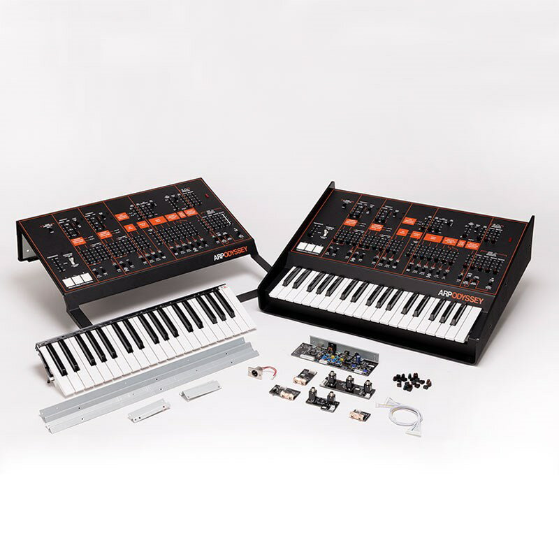 楽器種別：新品シンセサイザー/KORG 商品一覧＞＞シンセサイザー【110，000円〜215，000円】 商品一覧＞＞1998年開店 渋谷発・国内最大級DJ機器専門店です！KORG 【デジタル楽器特価祭り】ARP ODYSSEY FS Kit DUOPHONIC SYNTHESIZER(限定特価) シンセサイザー・電子楽器 シンセサイザー商品説明★自らの手で、再び伝説が動き出す。新たな体験を生むARP ODYSSEY FS Kit 新登場。2015年、 ARP Odyssey の復活により、 ARP の歴史が再び脚光を浴びることになりました。最も象徴的かつオーセンティックなモデルの復刻版となった ARP ODYSSEY は、世界中のシンセサイザー・ファンを熱狂させました。その後も、フルサイズ鍵盤を採用した ARP ODYSSEY FS 、待望の ARP 2600 FS 、 ARP 2600 M まで、再び ARP は現代の音楽シ ーンの最前線に立つことになったのです。新登場のARP ODYSSEY FS Kit は、その名の通り、キットという新たな形で伝説のサウンドを手に入れることができます。組み立て方法もシンプルで、専門知識やハンダ付けの必要もなく、図解による分かりやすいガイドブックも同梱していますので、誰でも組み立てることが可能です。サウンド面においても、アナログ回路を忠実に再現しており、暖かく豊かなサウンドを実現します。また、フルサイズの鍵盤やオレンジ色の文字が入ったブラック・パネル・デザインなど、 Rev.3 モデルのオリジナル・スペックをすべて踏襲しています。ARP ODYSSEY FS Kitは、 世界に 1 台しかないコレクターズ・アイテムです。他の ARP Odyssey とは異なるシリアル・ナンバー入りメタル・プレート等、様々なギミックも用意しました。伝説のミュージシャンたちが50 年以上に渡り、愛用してきた ARP サウンドを手に入れるだけでなく、ハードウェアから 自らの 手で作り出す 体験は、この上ない愛着が湧くことでしょう 。世界でたった1 台となる特別な ARP ODYSSEY を手に入れて下さい。フルサイズのARP ODYSSEY と標準鍵盤を採用余裕のあるパネル・レイアウトとスムーズなフェーダー操作、演 奏性に優れた標準鍵盤など、シンセサイザー・ファンやキーボーディストが待ち望んでいた仕様を実現しました。何より、その重量感やエッセンスは、オリジナル ARP Odyssey のイメージを忠実に再現しています。すでに定評のあるアナログ・サウンドは、まさに ARP Odyssey の復活と言えるでしょう。サウンド、安定性、外観、サイズなど、あらゆる面でパーフェクトなフルサイズ ARP ODYSSEYを、新品のような信頼感で手に入れることができるようになったのです。ARP Odysseyの特長的なシンセシスを回路レベルから再現オリジナルのARP Odyssey は、 2VCO のデュオフォニック・シンセサイザーです。シャープで突き抜けるようなサウンドと、豊かな音色バリエーションが最大の特徴です。オシレーター・シンク、サンプル＆ホールド、パルス幅変調、ハイパス・フィルター、 2 種類のエンベロープ・ジェネレーター、 PPC によるピッチベンドなど、多彩な機能とモジュレーションの可能性を持ち、多彩な音作りが可能でした。 ARP ODYSSEY FS Kit は、これらのサウンドを回路レベルで再現しています。全3 世代のフィルターを用意オリジナルのARP Odyssey には製造時期によって 3 タイプ（ Rev1 、 Rev2 、Rev3 ）のバージョンがあり、大きな違いはフィルター回路にあります。 ARPODYSSEY FS Kit には、この 3 種類のフィルター回路をすべて搭載しており、スイッチ 1 つで選択することができます。 TYPE I (Rev1) は 12dB/Oct の回路で、シャープでパンチのあるサウンドを生み出します。 TYPE II (Rev2) は24dB/Oct のフィルターで、低音の響きが特徴です。 TYPE III R ev3 ）は、レゾナンスを上げても優れた安定性を維持します。これらの特徴的なフィルターを忠実に再現しています。音楽ソフトウェアを無料バンドルARP ODYSSEY FS Kitには、曲を作るだけでなく AI によるマスタリングができる「 OzoneElements 」、キーボード演奏の上達に役立つ「 Skoove 」、 DAW ソフト「 Reason Lite 」に加え、コルグやその他ブランドのソフトウェア・シンセまで、多数の音楽ソフトウェアが最初から付いてきます。つまり、この製品を手に入れることによって、あなたの音 楽をレベルアップさせるさまざまなツールを手に入れることができるのです。商品詳細■製品仕様【鍵盤】37鍵（標準鍵盤、ベロシティ非対応、アフタータッチ非対応）【最大同時発音数】デュオフォニック時に2 ボイス、通常はモノフォニック【コントローラー】トランスポーズ：2 オクターブ・ダウン、ノーマル、 2 オクターブ・アッププロポーショナル・ピッチ・コントロール：♭ （ピッチ・ダウン）パッド：約 2/3 オクターブ（モジュレーション）パッド＃（ピッチ・アップ）パッド：約+2/3 オクターブ【コントロール・インプット端子】ペダル：φ6.3mm モノフォニック・フォーン端子ポルタメント・フット・スイッチ：φ6.3mm モノフォニック・フォーン端子【オーディオ・アウトプット端子LOW 】コネクター：φ6.3mm モノフォニック・フォーン端子最大出力レベル：20dBu@10kΩ 負荷出力インピーダンス：10kΩ【オーディオ・アウトプット端子HIGH 】コネクター：XLR 端子最大出力レベル：：+4dBu@1kΩ 負荷出力インピーダンス：330Ω【ヘッドホン端子】コネクター：φ6.3mm ステレオ・フォーン端子最大出力レベル：50mW+50mW@33Ω 負荷出力インピーダンス：10Ωボリューム・ノブによるコントロールが可能【外部オーディオ・インプット（EXT AUDIO INPUT ）端子】コネクター：φ6.3mm モノフォニック・フォーン端子最大入力レベル：10dBu入力インピーダンス：22kΩ【MIDI 端子】IN【USB 端子】Bタイプ【CV IN/OUT 端子】キーボードCV IN/OUT 1V/oct 、 コネクター： φ3.5mm モノフォニック・フォーン端子【GATE IN/OUT 端子】GATE IN：+3V （必要最小)GATE OUT：+10V （キー・オン時）、 0V （全キー・オフ時コネクター：φ3.5mm モノフォニック・フォーン端子【TRIG IN/OUT 端子】TRIG IN：+3V パルス（必要最小）、10μsec.10μsec.（必要最小デュレーション)TRIG OUT：+10V パルス（キー・ オン時）、10μsec.10μsec.（パルスのデュレーション)コネクター：φ3.5mm モノフォニック・フォーン端子【電源】ACアダプター KA310 DC12V DC 1800 D02LY【消費電力】7.1W【外形寸法重量 】585W x 466 D x 163 H mm 7.3 kg【付属品】ACアダプター 「 KA310 」電源コード 「 DC 1800 D02LY 」標準フォーン・ケーブルミニ・フォーン・ケーブルイケベカテゴリ_キーボード_シンセサイザー_KORG_新品 JAN:4959112238152 登録日:2023/02/23 シンセサイザー シンセ Synth コルグ