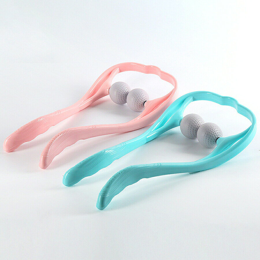 ◆程よい柔らかさのTPR素材によるボールを使い、ツボ押ししながら肩や首に優しいマッサージによる「指圧感覚のほぐし」が実感できます。 ◆人間工学に基づいたハンドルを採用しているので持ちやすく、疲れにくい形状です。 心地よく刺激 ヘッド部分が回転するのでポイントに合わせて使用すると心地よく刺激し、筋肉のコリをほぐすことが可能です。 人体工学に基づいた設計 人間工学に基づきハンドルの滑り止めを設計しておりますのでとても持ちやすい設計となります。 お手軽に指圧代用 お好みの強さとコリ部分に合わせて「指圧代用のあんま」を実感することが可能です。 360度回転するので、あんまをしたい部分に突起部分を合わせてマッサージすることで、こりをほぐします。 推奨使用箇所 : 肩、首、腰、足など 使用方法 1.指圧代用機のボール部分をほぐしたい場所に当てて、お好みに合わせてグリップを動かしてください。 2.ボールはねじ式ですので取り外して洗えます。ねじ部分を緩めたり締めたりすることで、あて具合を調整できます。 コリをしっかりとほぐして快適でストレスフリーな世界へ！！！ 手軽に指圧代用 指圧代用のあんま お好みの強さとコリ部分に合わせて「指圧代用のあんま」を実感することが可能です。 360度回転するので、あんまをしたい部分に突起部分を合わせてマッサージすることで、こりをほぐします。 人体工学に基づいた設計 人体工学に基づいて設計されているので、ハンドル部分がとても持ちやすくなっております。 心地よい刺激を ヘッド部分が360度回転するので、ポイントに合わせてお好みの角度や状態でほぐすことが可能です。 しかも、ヘッド部分は取り外し可能！！！ 汚れたり、気になったらすぐに洗うことができるので、いつでも清潔に保つことができます。