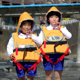 子ども用ライフジャケット 子供 キッズ ジュニア 児童用 救命胴衣 ライフベスト フード付き 釣り 川遊び 水遊び 笛付き 股ベルト 防水ポケット付き｜ダイワホーサン うきカブトSサイズ