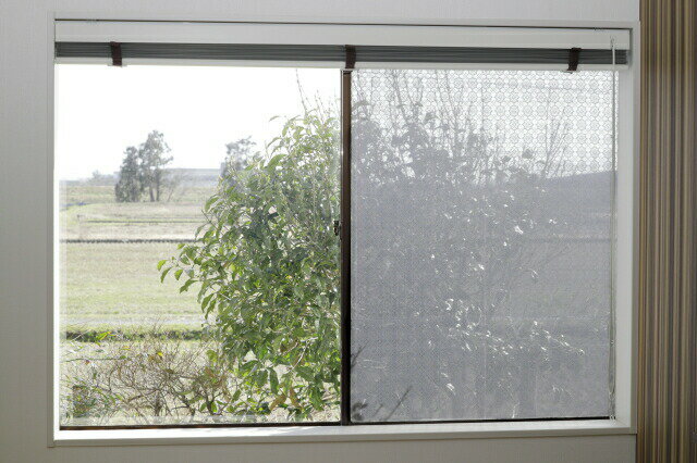 窓に貼る日よけレースシート 2枚組 日よけ 遮熱 遮光 シート UVカット 紫外線カット 直射日光 暑さ対策 紫外線 カット UV 断熱 ガラス面 窓 窓ガラス プライバシー 保護 目隠し 電気代 節約 節電 省エネ 便利 グッズ おすすめ 人気