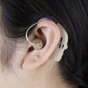 商品名 充電式 耳かけ集音器 AKA-201 商品説明 ●左右両耳対応の耳かけ型集音器●1回の充電で連続使用約35時間使用できる●アルカリ乾電池でもUSB電源でも充電できるご高齢になると「どうも聞き取りにくい」というお悩みの方も。補聴器ほど大げさなものは要らない・・・という貴方にオススメなのが「充電式耳かけ集音器」です。耳かけタイプは、不意の落下が少ないのが特徴で人気があります。本体は耳の後ろ側に掛かりますが、しっかりと周囲の音を増幅して聞くことができます。また、本製品は充電式タイプなので、入手しにくいボタン電池・空気電池を用意する必要がありません。充電台に集音器をセットし、アルカリ乾電池もしくはUSB電源から充電することができ、約3時間で満充電状態になります。満充電状態で、約35時間もの連続使用が可能です。電源スイッチも装備してますのでお使いにならない時は電源をオフにすることで内臓電池の消耗も防ぐことができます。音量調節ダイヤル付きで聞き取りやすい範囲で調節できます。イヤホンキャップはサイズもS・M・Lの3タイプがセットされてます。左右両耳兼用タイプです。※内蔵充電池は約500回の充放電が可能、2日に1回の充電で約2年間の使用が可能。※充電台はマンガン乾電池には対応しておりません。必ずアルカリ乾電池をご使用ください。充電時間は約3時間です。単3形アルカリ乾電池1個で、約3回満充電が可能(初回、または完全放電の場合、12時間の充電を推奨します)。 規格 原材料：本体・充電台:ABS樹脂 内臓電池：Ni-MH電池 使用電池：単3形アルカリ乾電池1個(別売) 商品サイズ：本体:約4.3×3.6×0.9cm、充電台:約8.8×2.4×4cm 付属品・セット内容：イヤホンキャップ3個(S、M、Lサイズ各1個)、清掃ブラシ1個、清掃棒1個、USB充電用コード1本(長さ約60cm) 製造国:中国 個装サイズ(cm)・重量(g)：縦13.5奥行4.5横20重量100 発売元：旭電機化成 広告文責 株式会社スパーク 0276-52-3731 【関連キーワード】充電式耳かけ集音器 集音器 耳かけ 耳掛け 充電式 耳かけ集音器 耳掛け集音器 耳かけ型集音器 耳掛け型集音器 集音器グッズ 用品 便利 グッズ 送料無料 おすすめ 人気 通販 販売【充電式 耳かけ集音器 AKA-201】