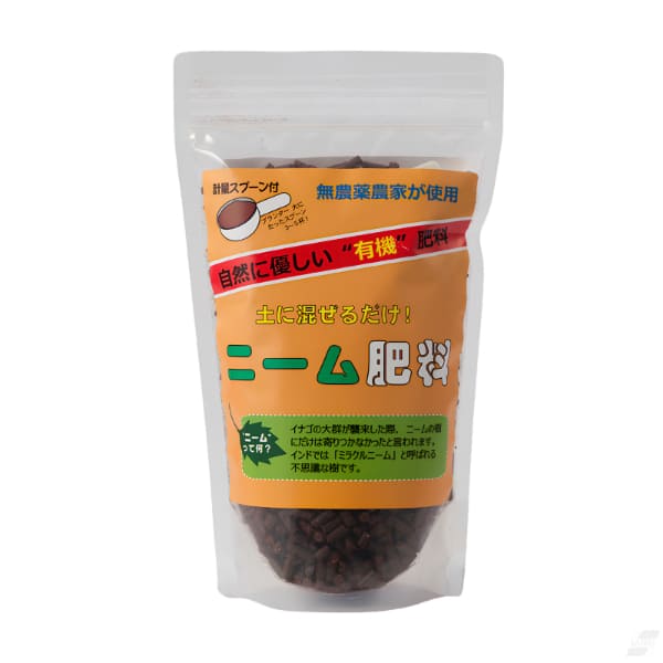 商品名 ニーム 天然虫除け肥料 商品特徴 ニームの樹の実(インドセンダン)を原料とした、土に混ぜるだけの天然由来肥料「ニーム天然虫よけ肥料」。付属の計量スプーンで、鉢植えやプランター、庭木などサイズに応じた量を手軽に計量できます。窒素・リン酸・カリをバランスよく含んだ有機肥料で、お庭の植木、家庭菜園、ベランダのプランター、観葉植物など幅広い用途にお使いいただけます。ニームには忌避成分が含まれているとされ、虫よけを目的とした製品として販売されています。 サイズ・重量 内容量：500g 材質 ■使用目安：1袋500gで約10平方m） 生産国 インド 個装サイズ・重量 個装サイズ：(約)6.5×20×10cm 個装重量：(約)510g 広告文責 株式会社スパーク 0276-52-3731 【関連キーワード】ニーム ニーム肥料 インドセンダン 虫よけ 忌避 有機肥料 天然肥料 有機質肥料 計量スプーン 三喜工業 家庭菜園 プランター 鉢植え 露地栽培 ガーデニング 庭木 花木 野菜 果樹 観葉植物 園芸用品 肥料 窒素 リン酸 カリ 土壌改良