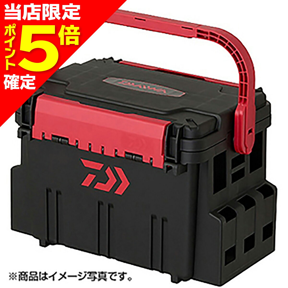 質実剛健、タックルボックス。収納性はもちろん、堅牢性を備えた座れるタックルボックス。使い勝手のよい両開きタイプのフタは開けた時フタ角度が90度で止まる。プライヤーなどの小物をチョイ置き出来るインナートレー内蔵。本体サイドにはロッドスタンドTBなどに対応した多目的ホルダーを装備。スベリ止めシール付き。※掲載画像は代表画像となります★仕様・規格・寸法★本体外寸（cm）：約 44 × 29.3 × 29.3自重（kg）：約 2.4■素材：耐衝撃性ポリプロピレンメーカー[ダイワ DAIWA (グローブライド GLOBERIDE)][TACKLE BOX TB SERIES TB5000 BK/RD]
