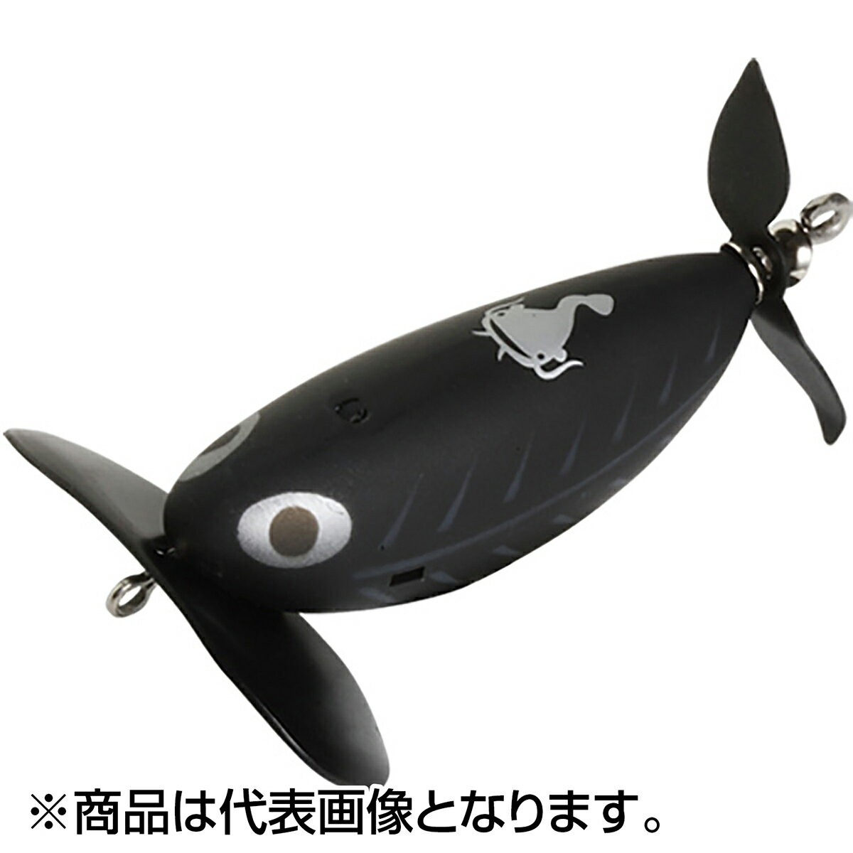すべてをナマズ専用にファインチューン！ナマズルアーとして高いポテンシャルを持っていた“でんぐりガエル”を、専用モデルとしてブラッシュアップ！ フッキング率が高い反面、ナマズへ大きなダメージを与えるトリプルフックは使用せず、扁平な口を持つナマズが吸い込みやすいよう、水平気味にチューンしたバーブレスダブルフックを1本のみ採用（フック開きを防ぐシュリンクチューブ仕様）。また、スイベル経由でフックを取り付けることでルアー本体の破損を防いでいます。フロントアイにはコロラドブレードを装着。タダ巻き時のアピール効果はもちろん、一点シェイク時のバイトトリガーとしても効果的です。ナイトゲームが有利になるケミホタルホルダー付き!! ボディに対し垂直にセットできるので遠投しても高い視認性を得られます。ボディ直付けのラインアイは太軸8ピンを採用。大ナマズを相手にしても十分な強度を誇ります。厚く大きなアルミカップは泳ぎだしの早さと丈夫さを両立。リアプロップが奏でるカシャカシャ音が広範囲の魚にアピール！ ヒートン取り付けのため、不要な時には取り外すことができます。★仕様・規格・寸法★サイズ：65mm重さ：16g