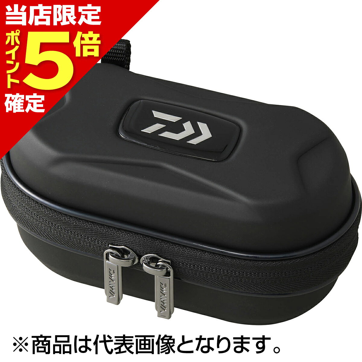 衝撃に強いセミハードシェル構造のスピニング用スプールカバー！本体部は外側からの衝撃をやわらげるPPボード採用。本体内部はリールの傷つきを抑えるクッション材入り生地を採用。ヒンジ部分にメッシュ生地を採用し内部の蒸れを抑える。カラビナ等の取り付け可能なループ付き。開閉時につまみとして使用すると開けやすい。ダブルタイプはスプール同士のぶつかりを防ぐセパレーター付き。★仕様・規格・寸法★自重（kg）：約0.095素材：PP、PU本体外寸（cm）：約7.5x14x7タイプ：ダブルカラー：ブラック※サイズ表示は縦（奥行）×幅×高さです。