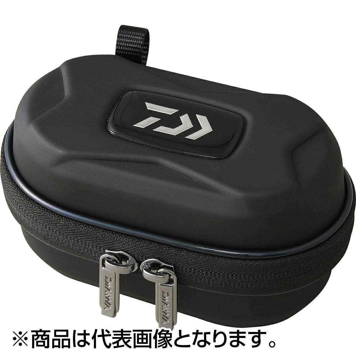 衝撃に強いセミハードシェル構造のスピニング用スプールカバー！本体部は外側からの衝撃をやわらげるPPボード採用。本体内部はリールの傷つきを抑えるクッション材入り生地を採用。ヒンジ部分にメッシュ生地を採用し内部の蒸れを抑える。カラビナ等の取り付け可能なループ付き。開閉時につまみとして使用すると開けやすい。ダブルタイプはスプール同士のぶつかりを防ぐセパレーター付き。★仕様・規格・寸法★自重（kg）：約0.080素材：PP、PU本体外寸（cm）：約6.5x12x7タイプ：ダブルカラー：ブラック※サイズ表示は縦（奥行）×幅×高さです。