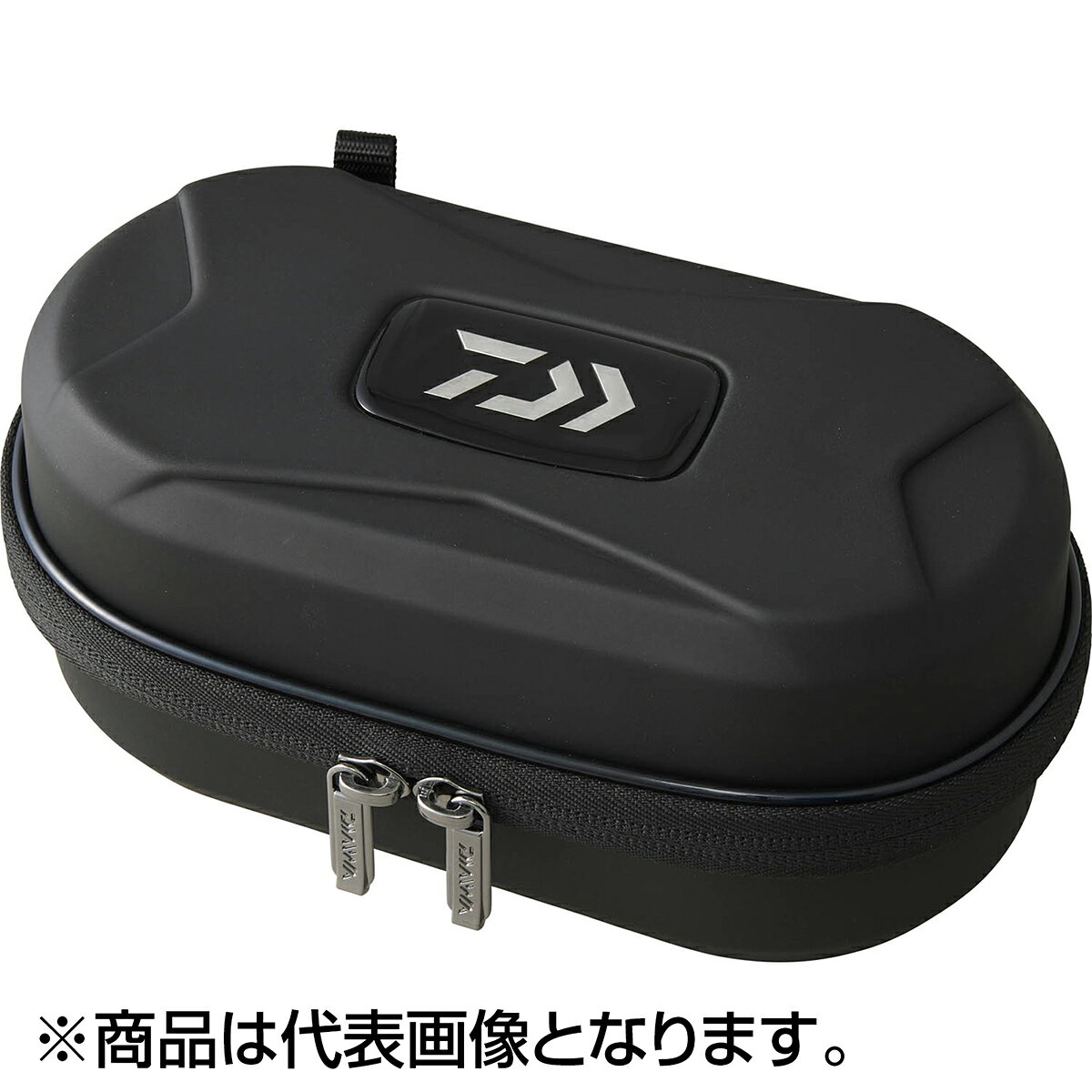衝撃に強いセミハードシェル構造のスピニング用スプールカバー！本体部は外側からの衝撃をやわらげるPPボード採用。本体内部はリールの傷つきを抑えるクッション材入り生地を採用。ヒンジ部分にメッシュ生地を採用し内部の蒸れを抑える。カラビナ等の取り付け可能なループ付き。開閉時につまみとして使用すると開けやすい。ダブルタイプはスプール同士のぶつかりを防ぐセパレーター付き。★仕様・規格・寸法★自重（kg）：約0.150素材：PP、PU本体外寸（cm）：約9x18.5x9タイプ：ダブルカラー：ブラック※サイズ表示は縦（奥行）×幅×高さです。