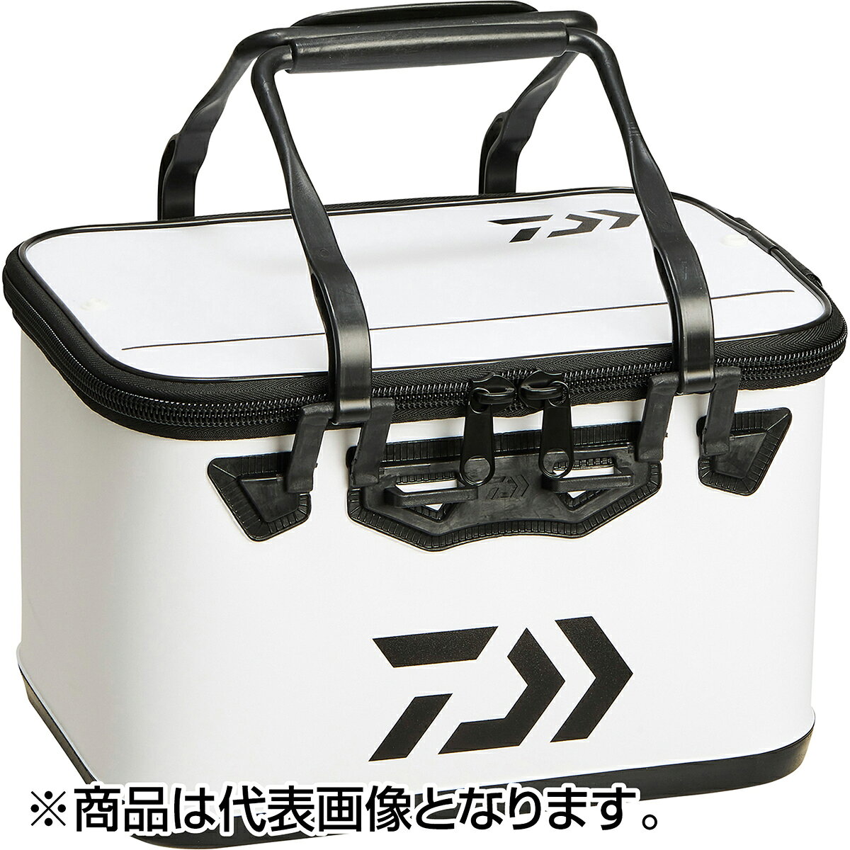 磯用マキエバッカンのスタンダードマキエがすくいやすく洗いやすいボトムカップ構造で、風によるフタのばたつきを抑えるフタ止めスナップボタン付き。錆びに強いステンレスフレームを採用し、フタは日光を浴びても熱くなりにくく、ネーム等を書きやすいホワイトカラー。塩ガミしにくい大型ファスナー搭載。Hタイプは便利な合体ハンドル、Sタイプは肩にやさしいショルダーパット付きベルトを搭載。★仕様・規格・寸法★素材：EVA_PPカラー：ホワイト本体外寸（cm）：約25×35×22内寸（cm）：約23×33×21※H：ハンドルタイプ、S：ショルダータイプです。※サイズ表示は縦（奥行）×幅×高さです。