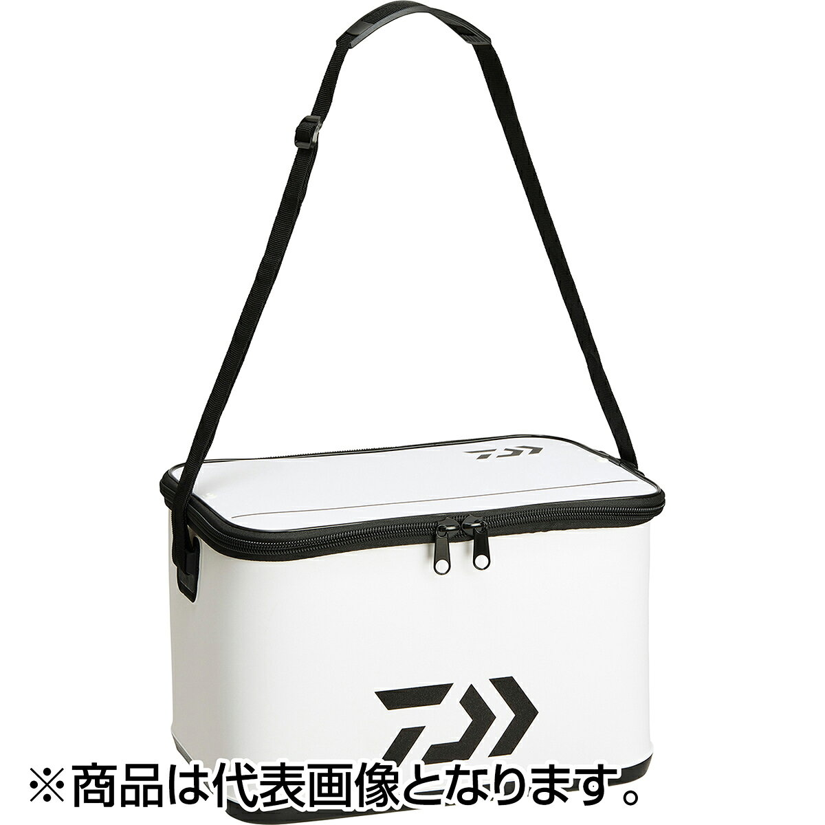 磯用マキエバッカンのスタンダードマキエがすくいやすく洗いやすいボトムカップ構造で、風によるフタのばたつきを抑えるフタ止めスナップボタン付き。錆びに強いステンレスフレームを採用し、フタは日光を浴びても熱くなりにくく、ネーム等を書きやすいホワイトカラー。塩ガミしにくい大型ファスナー搭載。Hタイプは便利な合体ハンドル、Sタイプは肩にやさしいショルダーパット付きベルトを搭載。★仕様・規格・寸法★素材：EVA_PPカラー：ホワイト本体外寸（cm）：約28×42×27内寸（cm）：約26×40×26※H：ハンドルタイプ、S：ショルダータイプです。※サイズ表示は縦（奥行）×幅×高さです。