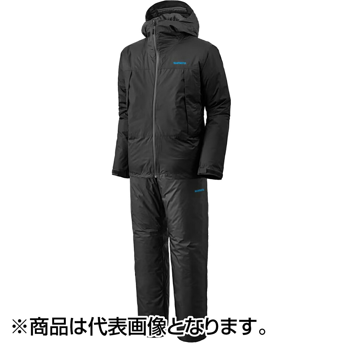 化繊インサレーションの防寒レインスーツ化繊インサレーションを採用したこのジャケットは、ダウンに比べて濡れても嵩高が減りにくく、乾きが早い特性を持ちメンテナンス性が良いのが特徴です。胸の大容量のポケットは肩掛けタイプの自動膨脹ライフジャケット、ゲームベスト等の着用時にも邪魔にならずにアクセスできるデザイン。ファスナーには止水性を持たせる処理を施したものを配置して水の浸入を軽減しました。生地の表側はマットな糸を採用し、しっとりとした質感を実現しています。裾や袖の面ファスナーアジャスト、パンツの前開き、ウエスト調整、フードアジャストなど、機能性に優れた装備を各所に配置し耐久防水基準であるドライシールドもクリアしている非常にコストパフォーマンスに優れたモデルです。★仕様・規格・寸法★素材： ナイロン100%(ポリウレタン透湿防水加工) 中綿：ポリエステル100% 裏：ナイロン100% 部分：ポリエステル100%/ナイロン100%