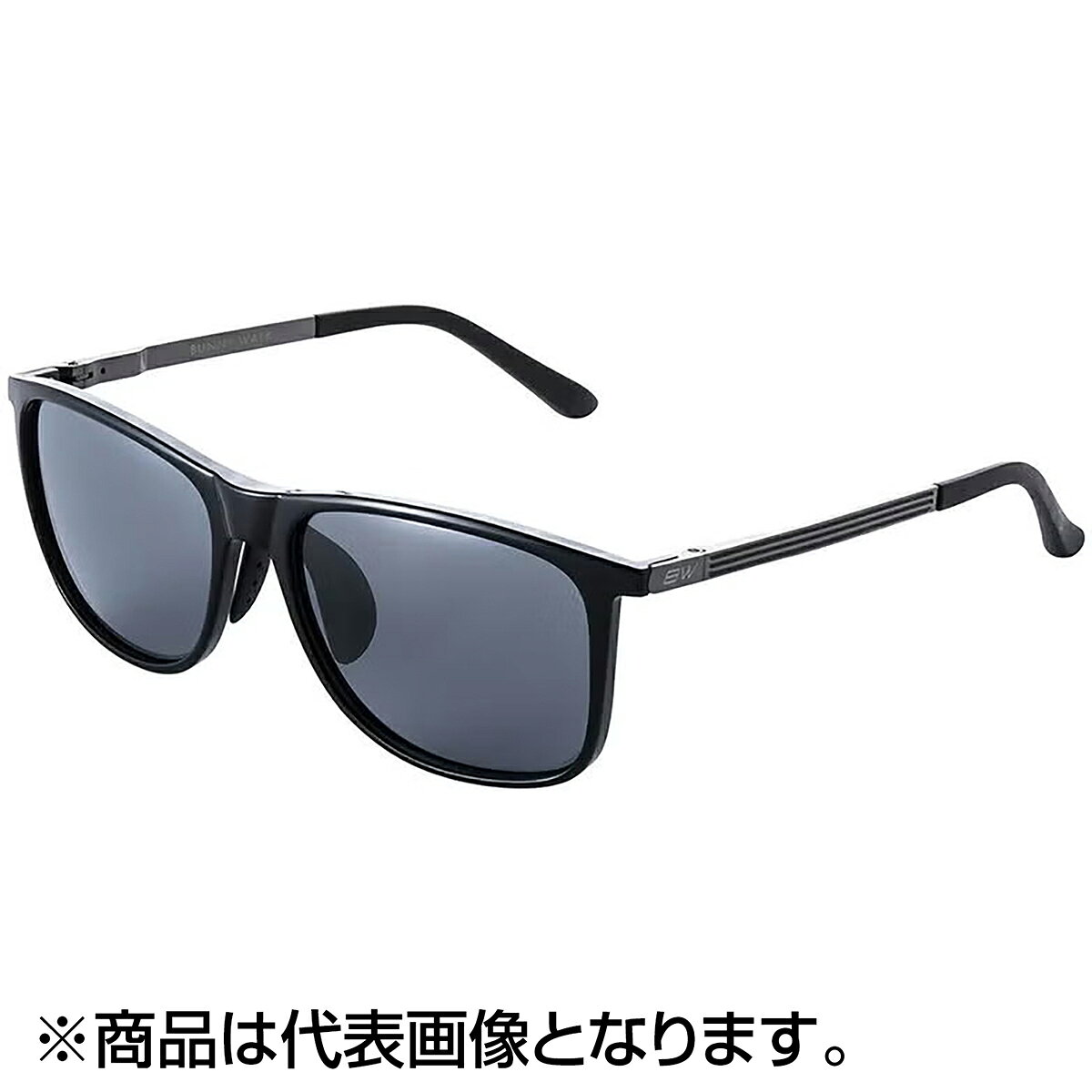 ウェリントン型のレンズシェイプ。タウンユースにも映えるユニセックスモデル。メタリックに輝く金属テンプルのコンビフレーム。ノーズパッドとモダンは調整可能。 偏光度:99% 可視光線透過率:21%★仕様・規格・寸法★FRAME COLOR：シャイニーブラックFRAME MATERIAL：ナイロンSIZE：LargeLENS COLOR：SMOKELENS MATERIAL：TAC 偏光レンズLENS COAT：キズ防止ハードコートLENS CURVE：6カーブ