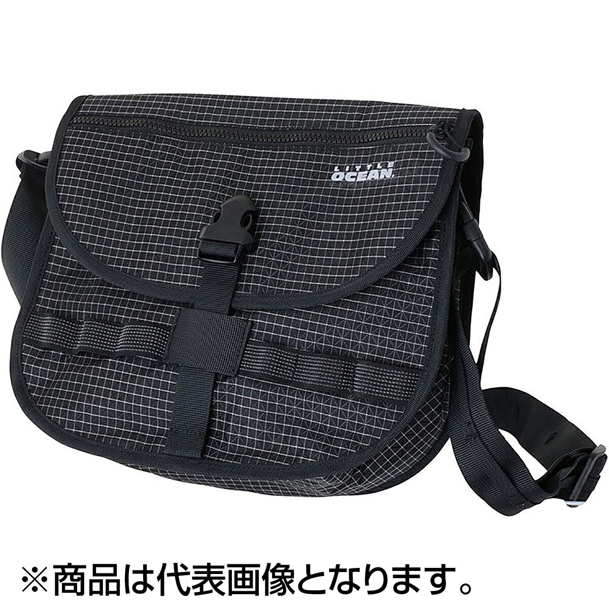 ・エギのケースが2個ちょうど入る使い勝手のよいベストサイズです。・フラップの裏にはエギ収納カラビナ用のモールをデザイン。下部のエラスティックバンドに挟めばしっかり固定できます。・ショルダーベルトはとり外して背面のスリットに通せば、ウエストにも装着できます。★仕様・規格・寸法★サイズ：W30 x H26 x D7.5cm材質：ナイロン