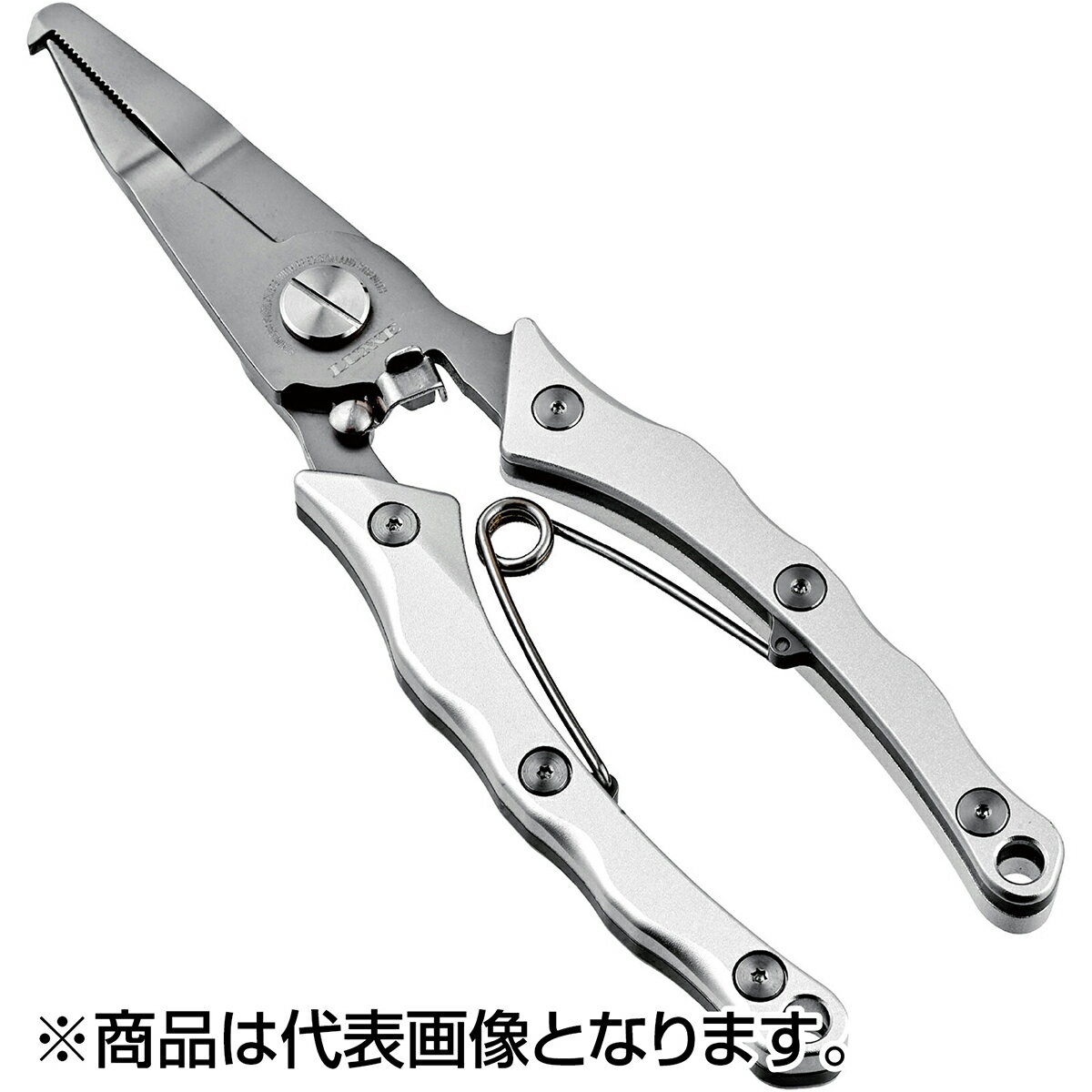 剛性感と堅牢性に優れたシンプルな構造のビッグゲーム用プライヤー●質感にこだわったアルミポリッシュグリップ仕様。●3.5mm厚のステンレスブレード採用。●#3?11に対応し、#5?10に特化した先端形状。●ブレードにセレーション加工を施し、PEラインや太号数のリーダーのカットもスムーズ。★仕様・規格・寸法★素材本体：420ステンレスグリップ：アルミニウムサイズ約190mm 重量約180g 対応リング#3〜11(当社基準)