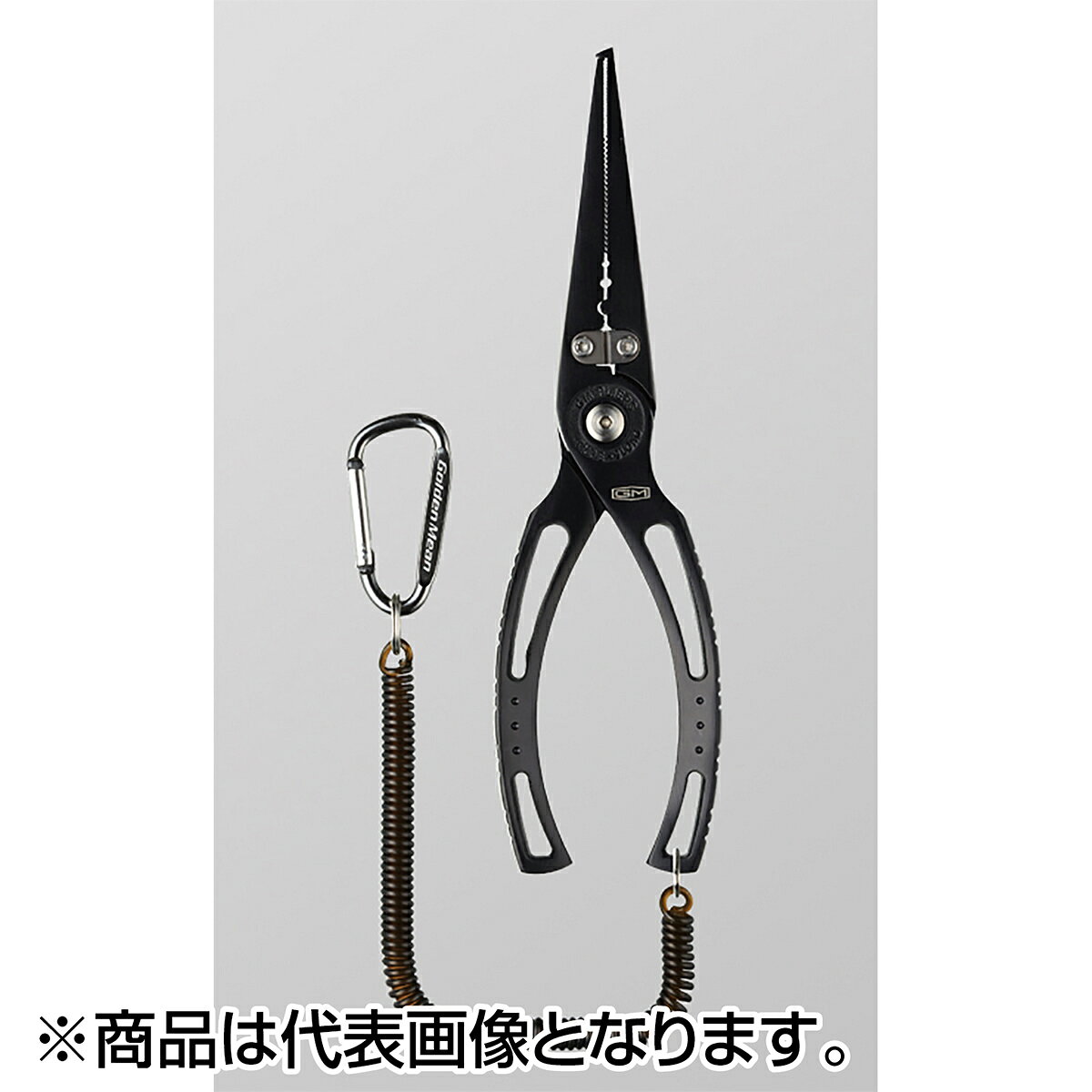 マルチな機能はそのままに、先端部を細長くすることで、より細かな作業や奥まった箇所へのアプローチが可能に。ステンレス+チタニウムコート軽量強化ボディ採用「GMプライヤータイプ3」。PEラインもスパッ！と切れるラインカッターやスプリットリングオープナーを一体化した多機能ヘッド形状、握りやすいグリップ形状、携帯に便利なカラビナ＆スパイラルロープ等、様々なフィッシングシーンで必要とされるマルチな機能はそのままに、先端部を細長くすることで、より細かな作業や奥まった箇所へのアプローチを容易にしたロングノーズプライヤー、それが「GMプライヤータイプ3ロングノーズ」です。★仕様・規格・寸法★●サイズ:196mm ●自重:195g（プライヤーのみ）●ラインカッター素材:クロムバナジウム鋼/チタンコート ●本体素材:SUS430ステンレス/チタンコート●標準装備:カラビナ付きスパイラルロープ※GMプライヤー タイプ3 ロングノーズはプライヤーホルダーは付属しません。