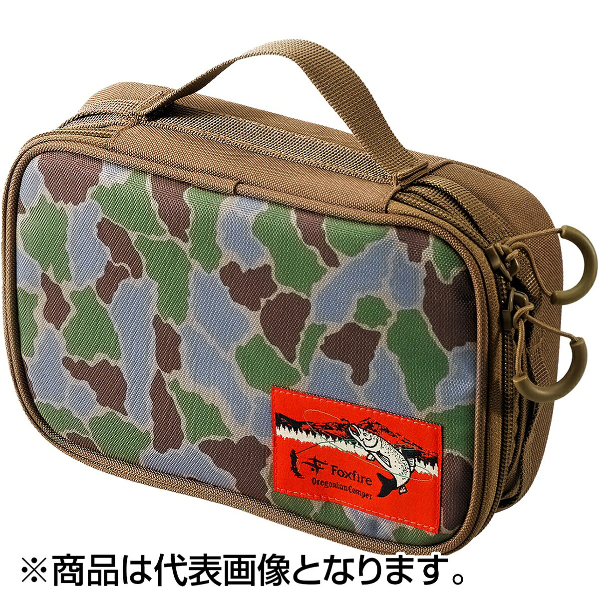 オレゴニアンキャンパーとのコラボレーションアイテム。Foxfireオリジナルのフィッシュアイカモフラージュ柄をプリントしたマルチポーチです。2枚の可動式ディバイダーで中身を効率よく整理可能。仕事や旅行時のガジェットやファーストエイドキット、アメニティグッズ等の収納に便利です。★仕様・規格・寸法★素材：600D裏PUコーティング(ポリエステル)重量：190g サイズ：H13×W20×D6cm