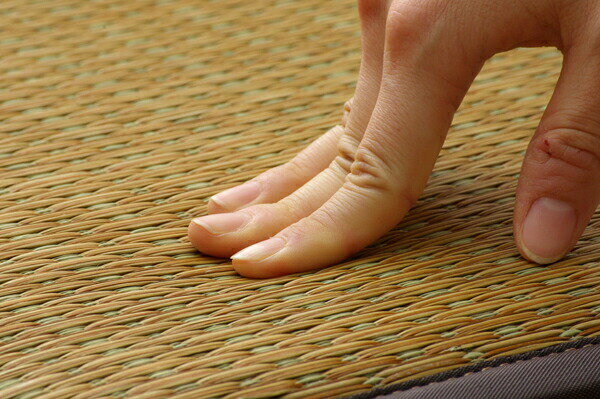 【メーカー直送】イケヒコ 置き畳 【同色4枚セット】 日本製 国産い草使用 連結ジョイント付き 中材:低反発ウレタンチップ+硬綿 体圧分散 クッション性 軽量 抗菌 防臭 消臭 調湿 吸湿 放湿 ブラウン 82×82×2.2cm ｜1110700060204