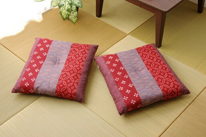 【メーカー直送】イケヒコ 座布団 【同色2枚セット】 日本製 国内綿入れ 側地綿100% オールシーズン 和柄 絣風 側地取り外し不可 エンジ 製品サイズ約52×56cm 側サイズ約55×59cm｜1130090112005