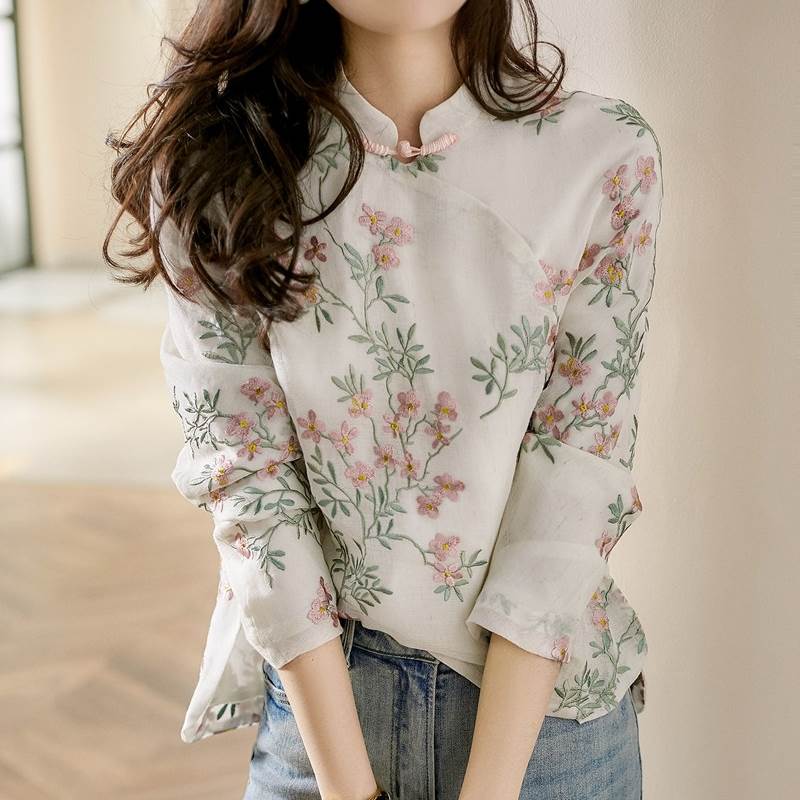 流行りの大人可愛いチャイナシャツが登場!花柄刺繍がポイントで女性らしさとカジュアルさを程よくミックスしたデザインです。スタンドカラーが首元を引き締め、すっきりとした印象を与えます。着るだけで上品な雰囲気を演出できる一枚です。素材にはしなやかで肌触りの良いシフォン生地を使用し、着心地も抜群です。春から秋まで長いシーズン着用できるアイテムなので、幅広いシチュエーションで活躍してくれること間違いなし!色展開 ベージュサイズ M L XL 2XL 3XLサイズ(cm)M /バスト 98 /肩幅 37 /着丈 64 /袖丈 56L /バスト 102 /肩幅 38 /着丈 65 /袖丈 57XL /バスト 106 /肩幅 39 /着丈 66 /袖丈 582XL /バスト 110 /肩幅 40 /着丈 67 /袖丈 593XL /バスト 114 /肩幅 41 /着丈 68 /袖丈 60《商品について》海外製品のため日本商品に比べ品質が劣る場合がございます。糸のほつれ、多少の汚れやシミ、ファスナーが固い、デザインの若干の違いなどは不良品には該当しませんのでご了承ください。お手持ちの携帯やPCの画面設定の影響により、実物と色味が異なって見える場合がございます。《発送について》お取り寄せ商品のため、ご入金確認後、お届けまでに「10-24日程度」のお時間がかかります。通常よりもお時間がかかってしまう場合もございます。欠品や商品の不具合などにより、商品をお届けすることができず、ご注文をキャンセルさせていただく場合もございますのでご了承ください。※当ショップの商品はお取り寄せ商品につき、入金確認後メーカーへ発注させて頂きます。※メーカーにて在庫切れの場合は、速やかに返金させて頂きます。《返品についての特約に関する事項》ご注文確定後、発注後のキャンセルやサイズなどの内容変更は承っておりません。注文時によくご確認ください商品に欠陥がある場合を除き、基本的には返品や交換には応じません。Rain-01081《商品について》海外製品のため日本商品に比べ品質が劣る場合がございます。糸のほつれ、多少の汚れやシミ、ファスナーが固い、デザインの若干の違いなどは不良品には該当しませんのでご了承ください。お手持ちの携帯やPCの画面設定の影響により、実物と色味が異なって見える場合がございます。《発送について》お取り寄せ商品のため、ご入金確認後、お届けまでに「10-24日程度」のお時間がかかります。通常よりもお時間がかかってしまう場合もございます。欠品や商品の不具合などにより、商品をお届けすることができず、ご注文をキャンセルさせていただく場合もございますのでご了承ください。※当ショップの商品はお取り寄せ商品につき、入金確認後メーカーへ発注させて頂きます。※メーカーにて在庫切れの場合は、速やかに返金させて頂きます。《返品についての特約に関する事項》ご注文確定後、発注後のキャンセルやサイズなどの内容変更は承っておりません。注文時によくご確認ください商品に欠陥がある場合を除き、基本的には返品や交換には応じません。レディース トップス シャツ ブラウス 長袖 チャイナシャツ 刺繍 花柄 スタンドカラー かわいい 大人可愛い きれいめ シンプル カジュアル おしゃれ かっこいい こなれ感 ラフ メンズライク ボーイッシュ スポーティー クール 都会的 ナチュラル 春 秋 冬 ロングシーズン 10代 20代 30代 40代 お姉さん お呼ばれ お食事 オフィス 通勤 学生 学校 通学 お出かけ お泊まり イベント 女子会 韓国 楽ちん 体型カバー 普段使い 着回し トレンド インスタ映え M L XL 2XL 3XLrain-01081レディース トップス シャツ スタンド レディースファッション 続々登場 M L XL 2XL 3XL※配送について当店はいま配送日時指定対応できません。設置しても対応しませんので、予めご了承ください。 ※評価についてこちらの対応と商品について何かご不満がありましたら、「悪い評価」を付ける前に一度当方とご連絡ください。出品者の誠意を持って最後まで対応いたします。 ※新品保証出品する商品は全て新品未使用です。 ※検品について販売している商品は全て新品未使用です、倉庫から出荷前に商品検査必要ですので、商品箱を開封する場合もございます、予めご了承くださいいませ。 ※初期不良対応初期不良の場合は到着後 1 週間以内にご連絡ください。 ※交換・返金初期不良の場合は写真やビデオをご提供下さい、確認後無料で新品交換もしくは御返金致しますのでご連絡下さい。 ※ご注意写真やビデオをご提供出来ない場合は技術者と確認できません、返品返金対応出来ない可能性が御座います、予めご了承ください。