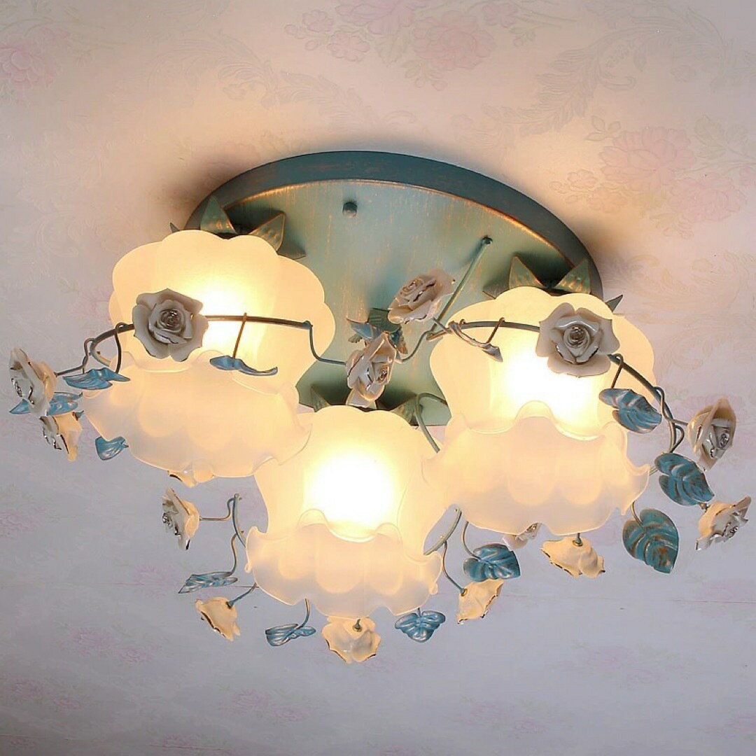 商品説明【商品仕様】■個口数：1 （～40Wまで対応）■E27白熱球、電球型蛍光灯、LED電球使用可能■使用電球：3個（※電球は付属しておりません）本体サイズ：幅55 x 高さ35 (cm）部品材質：金属、合金、樹脂このシャンデリアの部品は...