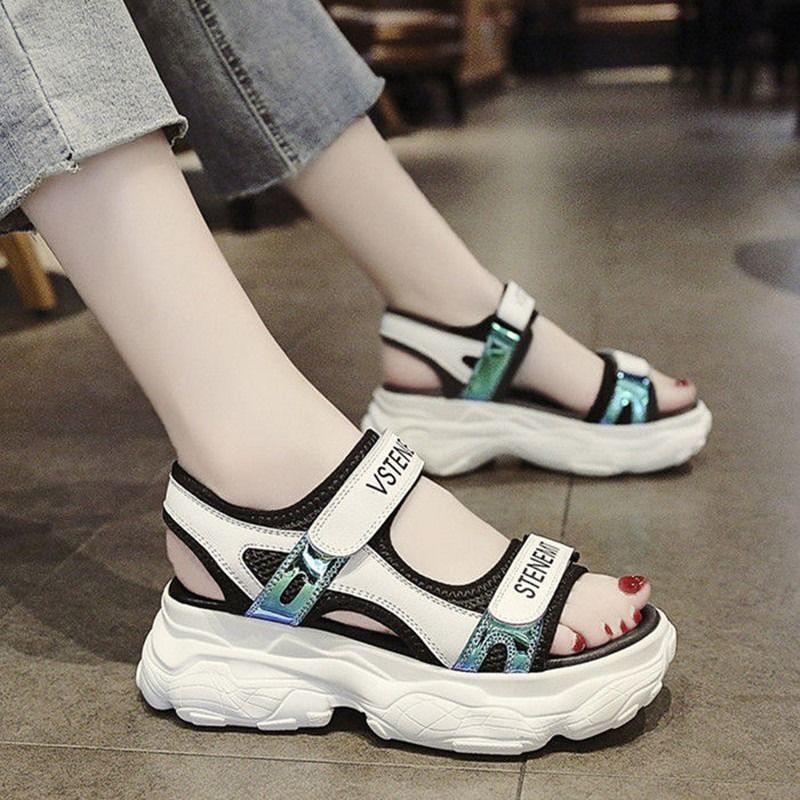 スポーツサンダル女性夏の汎用性の高いウルトラ - 厚いローマのフラットソールビーチシューズ