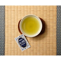 静岡・掛川茶の良質で新鮮な茶葉を独自のスプレードライ製法にて 粉末に仕上げましたお茶です。 お湯はもちろん水にもサッと溶け、場所と時間を選ばず、 手軽に簡単にお楽しみいただけます。 その上、味も香りも茶葉と同様に美味しく、 お茶にたっぷりと含まれている健康成分をまるごと摂取できます。 「煎茶」と比べ、抹茶の入っている量が多いので、 色がよく、甘味がより多い商品です。 内容量特上煎茶　100個 1個：0.7g 賞味期限1年間 サイズ1個：4.5cm×7cm &nbsp; 　商品の発送・お支払い方法について &nbsp; ●通常の宅配便にてお届け致します。 お届け日・時間帯指定及び代金引換もご利用いただけます。 &nbsp; 　高級粉末茶　特上煎茶　価格比較一覧表 &nbsp; タイプ 個包装タイプ 個包装タイプ 個包装タイプ 杯数 30杯分 50杯分 100杯分 1杯 あたり 金額 30円 26.24円 26.24円 配送に ついて メール便 / 送料無料 到着日・ 時間帯指定…× 代金引換…× 宅配便 到着日・ 時間帯指定…◎ 代金引換…◎ 宅配便 到着日・ 時間帯指定…◎ 代金引換…◎ 粉末茶・パウダー茶　