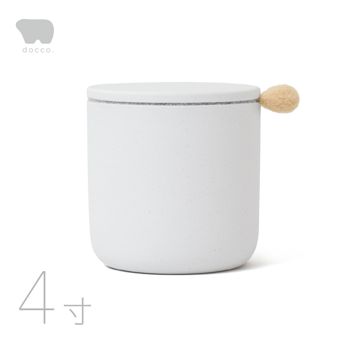 【 商品内容 】お骨壷 1点専用箱※各種写真はイメージです。商品以外の小物等は付属いたしませんので、あらかじめご了承ください。【 お骨壺のサイズはどのくらいですか？（4寸） 】4寸サイズのペット用お骨壷です。容量は約1000ccです。小型犬を中心に、標準的な猫さん用に選ばれることが多いサイズです。【 4寸（約1000cc）は、どんな子に向いていますか？ 】目安としては、標準的な猫全般、小型ミックス犬（小柄な体格）、トイ・プードル、ミニチュア・ダックスフンド、ジャック・ラッセル・テリア、ポメラニアン、マルチーズ、シーズー、ビション・フリーゼ、パピヨン、キャバリア、フレンチ・ブルドッグ（小柄）などで検討されることが多いサイズです。お骨の量や骨格、火葬後の状態には個体差があるため、迷う場合はゆとりをもって納められるサイズを選ぶ方もいるようです。 検索用キーワードペット骨壷 ペット用骨壺 ペット 骨壷 ペット 骨壺 ペット骨壺 骨壷 骨壺 骨つぼ 4寸 4寸骨壷 1000cc 1L 手元供養 ペット供養 ペット火葬 遺骨 遺骨入れ 遺骨ケース 納骨 収骨 供養用品 メモリアル メモリアルグッズ ペット仏壇 ペット仏具 骨壷カバー 骨壺カバー 骨壷袋 骨袋 覆袋 骨覆 骨壷収納 犬 わんこ 骨壷 小型犬 骨壷 ミックス犬 骨壷 トイプードル 骨壷 ミニチュアダックス 骨壷 シーズー 骨壷 ポメラニアン 骨壷 マルチーズ 骨壷 パピヨン 骨壷 ビションフリーゼ 骨壷 キャバリア 骨壷 フレンチブルドッグ 小柄 骨壷 ジャックラッセル 小柄 骨壷 かわいい おしゃれ インテリア 北欧 シンプル 陶器 フタ パッキン シリコン 国産 日本製 ヨークシャー・テリア ミニチュア・ピンシャー ペキニーズ パグ ボストン・テリア ミニチュア・シュナウザー イタリアン・グレーハウンド ボロニーズ