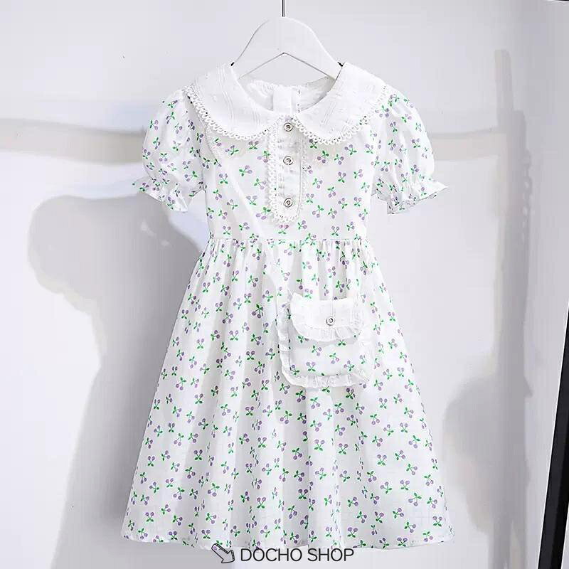 可愛いミニポシェット付きワンピースと同じ柄のお揃いポシェットがセットになった「子供 女の子 夏」の決定版。お気に入りのハンカチや小さなおもちゃを入れて持ち運べるので、お子様の自立心を育みながらお出かけを楽しめます。これ一着でトータルコーディネートが完成する、利便性の高さも魅力です。 可憐なチェリー柄デザインお洒落なチェリー柄を全面にあしらった、清楚で可愛い「キッズ ワンピース 夏」の登場です。ふんわりとしたパフスリーブと丸襟の繊細なレースが、女の子らしさを一層引き立てます。涼しげで清潔感のあるデザインは、夏のお出かけをより一層華やかに演出してくれる一着です。 ギフトや特別な日の装いに普段着としてはもちろん、誕生日会や発表会、帰省時のフォーマルな場面にも適な「入園式 ワンピース」仕様です。で愛らしいデザインは、娘さんやお孫さんへの「誕生日プレゼント」としても大変喜ばれます。姉妹やお友達とのお揃いコーデで、素敵な夏の思い出を彩りましょう。 メーカー希望小売価格はメーカーサイトに基づいて掲載しています