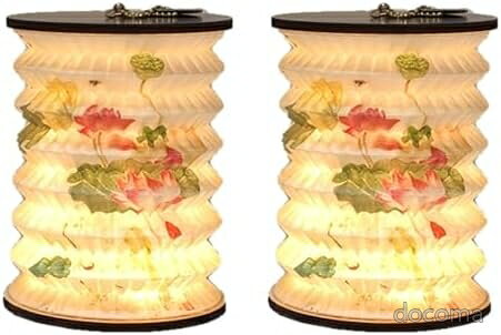 商品の特徴・高さ16cm、直径12cmのコンパクトサイズで、折りたたみ時は4cmまでスリムに収納可能。・アルミ材と防水紙を使用し、耐久性と美しい透光性を実現しました。Type-C充電対応で、フル充電で3-5時間の連続点灯が可能です。・センサー機能付きで、展開時に自動点灯し、折りたたむと自動消灯する便利な設計。・お部屋のインテリアとしても映える上品なデザインで、初盆や新盆はもちろん、日常的なインテリアライトとしてもお使いいただけます。・和モダンなデザインは現代の住空間に自然に溶け込み、やわらかな光が心安らぐ空間を演出します。一対でのお届けなので、バランスの取れた設置が可能です。お客様都合のキャンセルはお控えください。また他モールにて併売を行っており、Amazon 社のFBA マルチチャネルサービスを一部活用しております。梱包にAmazon ロゴの記載やAmazonの配達員が商品をお届け、また置き配になる可能性がございますので予めご了承ください。