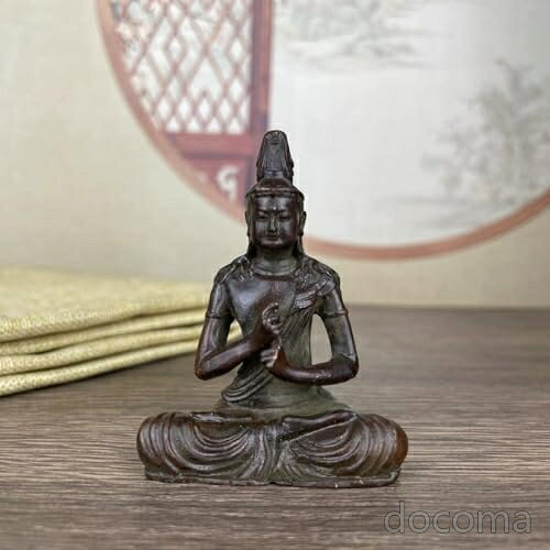 商品の特徴・寸法：高さ7.1cm×巾4.7cm×奥行2.6cm／材質：真鍮製 古美色／干支：未・申年生まれ ／大日如来 仏像 ミニ・人はそれぞれの生まれ年の干支によって、守り本尊が決まっていると言われてます。干支守り本尊は古来より、厄除けや開運の守護仏として信仰されてきました。・大日如来は未・申年生まれの守り本尊(守護仏)です。・十二支守り本尊は、千手観音菩薩(子年)、虚空蔵菩薩(丑・寅年)、文殊菩薩(卯年)、普賢菩薩(辰・巳年)、勢至菩薩(午年)、大日如来(未・申年)、不動明王(酉年)、阿弥陀如来(戌・亥年)です。・健やかで幸せな生活を願う自分へのプレゼントに、ご両親・親友への感謝のプレゼントに、旅のお守りとしても最適です。お客様都合のキャンセルはお控えください。また他モールにて併売を行っており、Amazon 社のFBA マルチチャネルサービスを一部活用しております。梱包にAmazon ロゴの記載やAmazonの配達員が商品をお届け、また置き配になる可能性がございますので予めご了承ください。