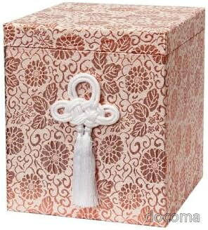 商品の特徴・上金張箱 ヌキナシ箱 金 (骨箱 骨壷 カバー) 7寸壺用・直葬、家族葬、分骨、手元供養、納骨、改葬など、またペット用としても可。・高さ：約28.0cm × 幅：約24.0cm × 奥行：約24.0cm・内部【木材：約6.0】： 外部【(布：約0.8).(生地：ポリエステル・レーヨン).(飾り房：レーヨン)】・※注意 手作り商品のため、色・柄・形状等が写真と若干異なる場合がございます。お客様都合のキャンセルはお控えください。また他モールにて併売を行っており、Amazon 社のFBA マルチチャネルサービスを一部活用しております。梱包にAmazon ロゴの記載やAmazonの配達員が商品をお届け、また置き配になる可能性がございますので予めご了承ください。