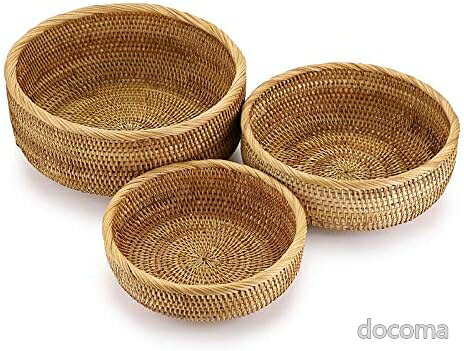 商品の特徴・★天然籐で編みられる収納かご／バスケット3個セット！見た目をより美しく、使い心地を良くするデザインで、収納かご、バスケッ ト、トレー、フルーツボウル、食盆としてもお使えいただけます。自宅、ホテル、美容院などにご使用が最適です。・★【多用途】お茶に関する茶具、洗顔クリーム、ハンドソープ、タオルなどのバス用品、はさみ 、ペンなどの文房具、リモコンやメ ガネなどの日常用品や雑貨もきちんと収納できます。ごニーズによって、キッチン、浴室の洗面台、ベッドサイド、玄関、たんすなど の日常使用する置き場所にちょっとした小物の収納にお役に立つ卓上収納かごです。・★【オシャレ】天然籐で編まれた収納かご／バスケットで、落ち着いたナチュラルな雰囲気を盛り上がり、暖かい癒しの空間を寄り添 います。シンプルなデザインと自然の元素と結び、簡潔でエレガントな雰囲気を盛り上がり、伝統的な和風部屋、古典的なヨーロッパ 式部屋 、現代的な部屋などにも適用します。・★【耐用】防腐、防虫のために手編みの収納かご／バスケット表面には天然エコの塗料を塗ります。そのため丈夫で使用寿命が長くな ります。台所、たんす、鏡台、ベッドサイド、玄関などお好きな場所にお使えます。・★【規格】材質：天然籐製（塗料処理）、L：約25.8*11.3cm(直径*高さ)、M：約22.8*8.8cm(直径*高さ)、S：約19.7*6.7cm(直径*高さ )、型：円形 。ご注意：天然材質で作られる手工芸品なので、サイズ、色味など細かいところは一つ一つ微妙に異なる場合がございま すが、予めご了承ください。お客様都合のキャンセルはお控えください。また他モールにて併売を行っており、Amazon 社のFBA マルチチャネルサービスを一部活用しております。梱包にAmazon ロゴの記載やAmazonの配達員が商品をお届け、また置き配になる可能性がございますので予めご了承ください。