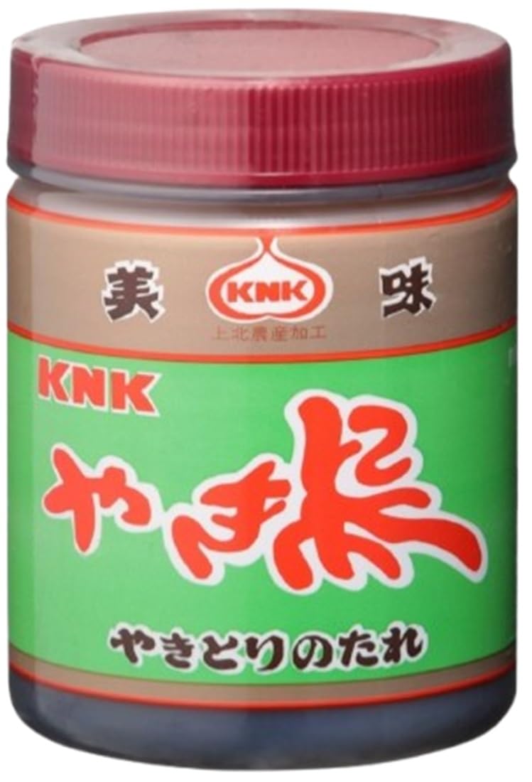 名称 やきとりのたれ 原材料名 しょうゆ（小麦・大豆を含む）（青森県製造）、砂糖、果糖ぶどう糖液糖、にんにく、食塩、調味エキス、玉ねぎエキス／増粘剤（加工でんぷん、キサンタンガム）、調味料（アミノ酸等）、カラメル色素、甘味料（ステビア）、pH調整剤、ビタミンB1 内容量 530g 賞味期限 概ね4か月 保存方法 直射日光を避けて保存してください。 メーカー 上北農産加工株式会社（KNK） 特徴 本格的なやき鳥のおいしさを、そのままパック！ 青森県産大豆・小麦を使用した醤油と、青森県産にんにくを使った、屋台もびっくりな本格的なやき鳥専用のたれです。深い味・香り・照りの最高級品です。照り焼のたれとしても相性◎！ ご使用上の注意 キャップを一度開けた製品はキャップを締め直してから冷蔵庫に保管し、早めにお召し上がりください