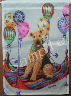 お庭やお部屋の中を華やかにしてくれるガーデンフラッグです。 上部は輪になっていて、突っ張り棒など通していただけます。 お庭・ベランダ・玄関まわりなどにはためかせても、お家の中でタペストリーのように飾ったり、小窓のカフェカーテンのかわりに… そのまま額に入れれば絵のように飾れ、多用途に使えるインテリア雑貨!! 大きすぎず小さすぎないサイズなので色んな場所に飾っていただけます。 縫い目もしっかりしていて、両面同じ絵柄です。 &#9642;タイトル　Airedale Terrier High Flyer &#9642;Size　　　約横31cm×縦45cm &#9642;画家 Suzanne Renaud氏 ※モニターにより、色の見え方が実際の商品と異なることがございます。 ※生産時期や工程の都合上、カラーの濃淡・イラストの拡大率などの仕様が異なる場合がございます。 エアデール・テリアグッズはこちらから　