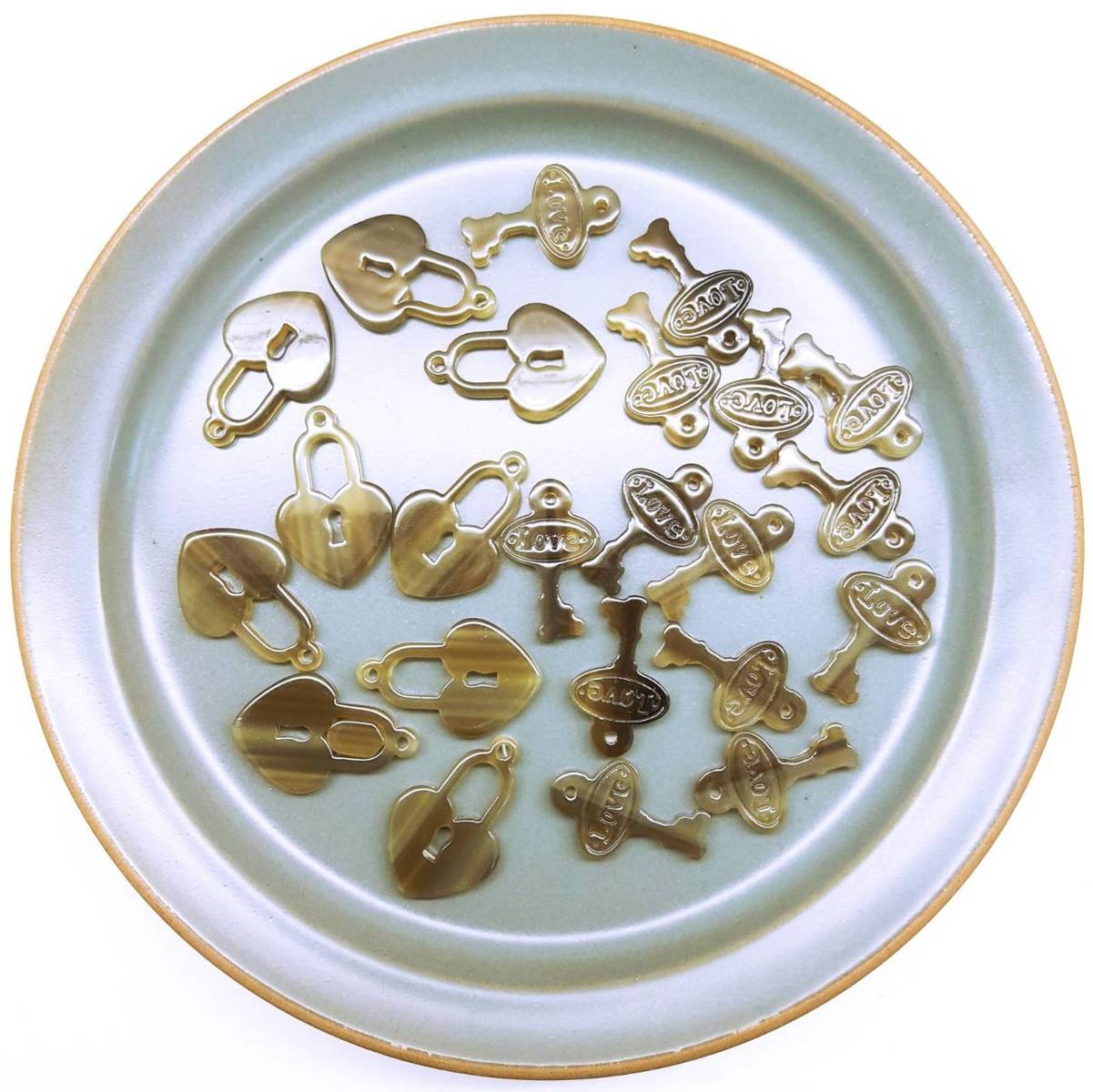 Rakuten - 【道後雑貨店】4個 ※数量限定 高品質 プレートパーツ ハンドメイド アクセサリーパーツ アクリルストーン アクリルビーズ チャーム レア インポート 手芸 材料 副資材 レトロ モード系 デザインストーン