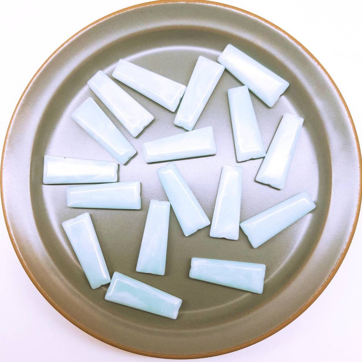 Rakuten - 【道後雑貨店】4個 ※ミルキーブルーパーツ　ハンドメイド アクセサリーパーツ アクリルストーン アクリルビーズ チャーム レア インポート 手芸 材料 副資材 レトロ モード系 デザインストーン