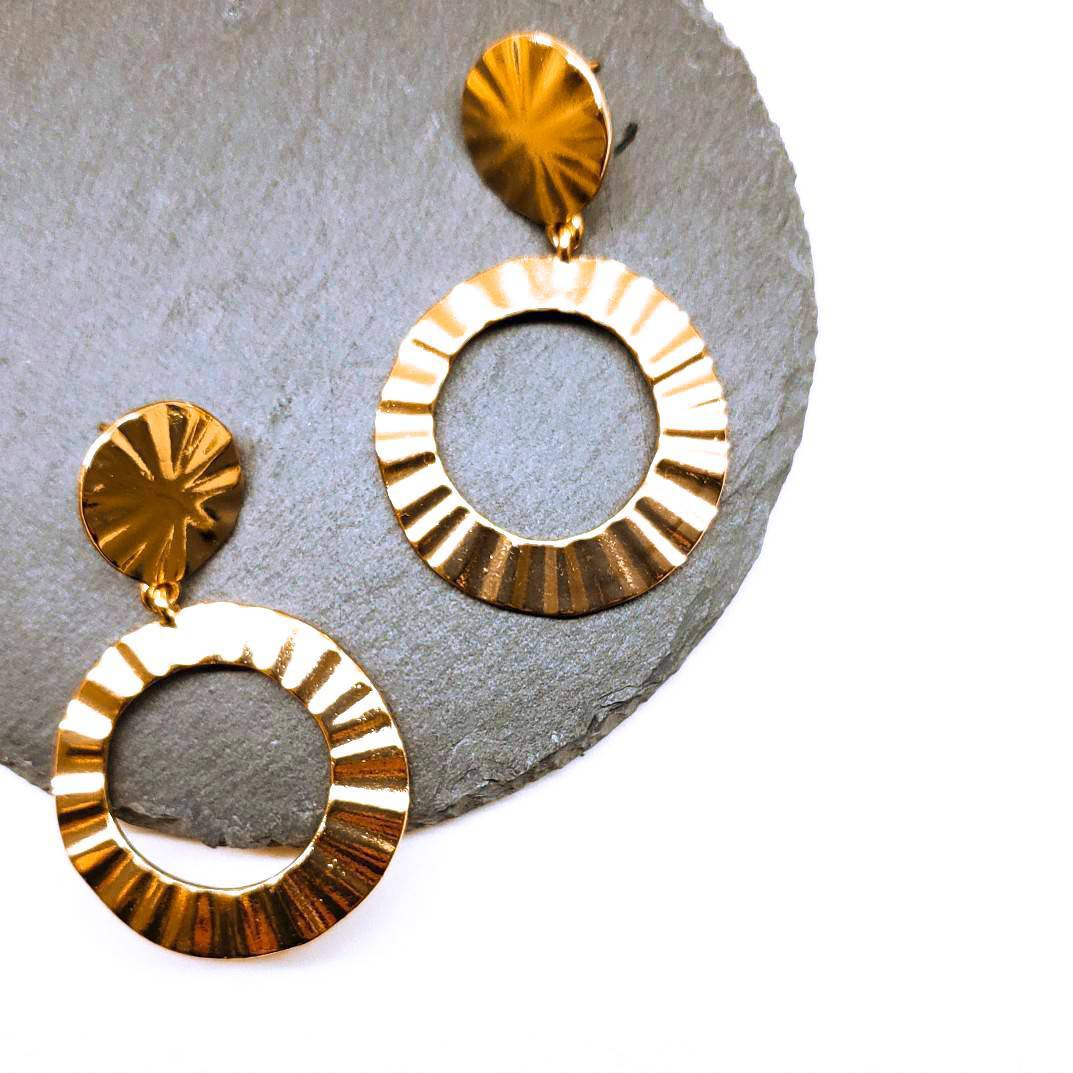 商品情報 サイズ ※サイズはお写真にてご確認下さいませ1ペア入りピアス土台/ピアス入荷いたしましたそのままご使用いただけますし、パーツなど組み合わせて、オリジナルデザインを組み合わせてご使用いただくこともできます高級感溢れるピアス/ピアス土...