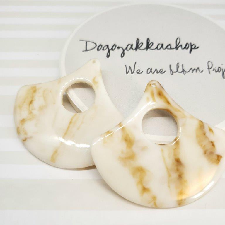 【道後雑貨店28】2個 ※　銀杏型マーブルパーツ(穴付き）　 ハンドメイド アクセサリーパーツ アクリル..