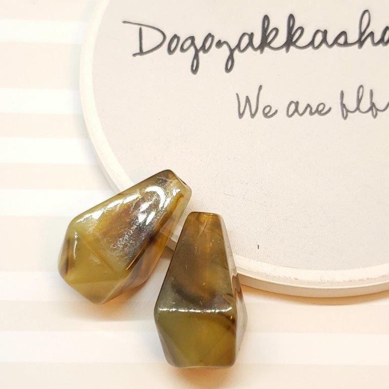 【道後雑貨店】6個 　大ぶり多角面アクリルパーツ(上下縦穴付き）　カーキマーブル　 アクリルストーン..