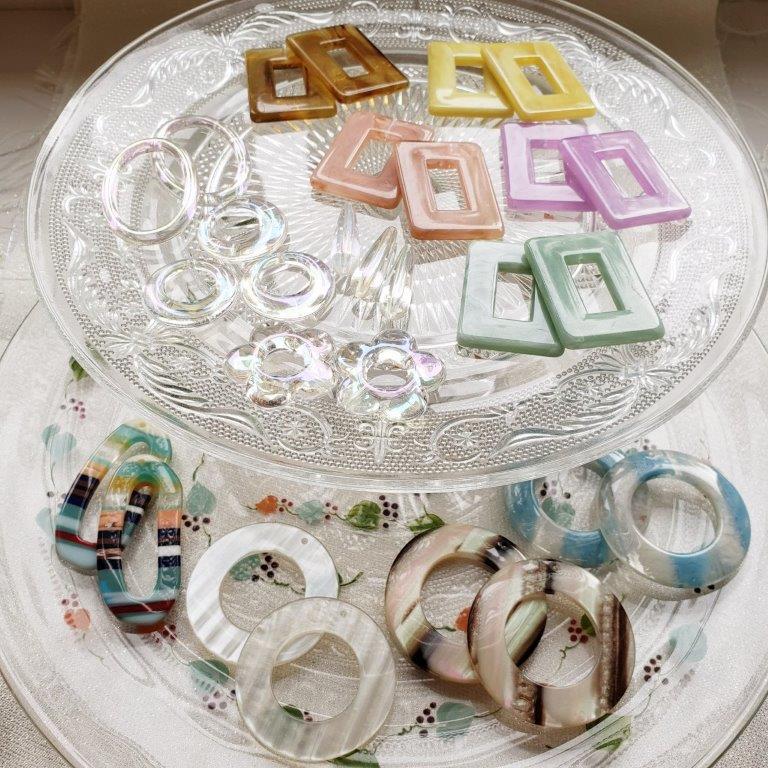 【道後雑貨店】夏にオススメ　4個 　オーロラクリアオーバルパーツ　ハンドメイド アクセサリーパーツ アクリルストーン アクリルビーズ チャーム レア インポート 手芸 材料 副資材 レトロ モード系 デザインストーン dogozakka-10002687 道後雑貨店 サンプル画像2
