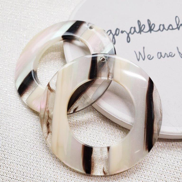 【道後雑貨店】2個 大ぶりリングパーツ（穴あり）　ハンドメイド アクセサリーパーツ アクリルストーン..