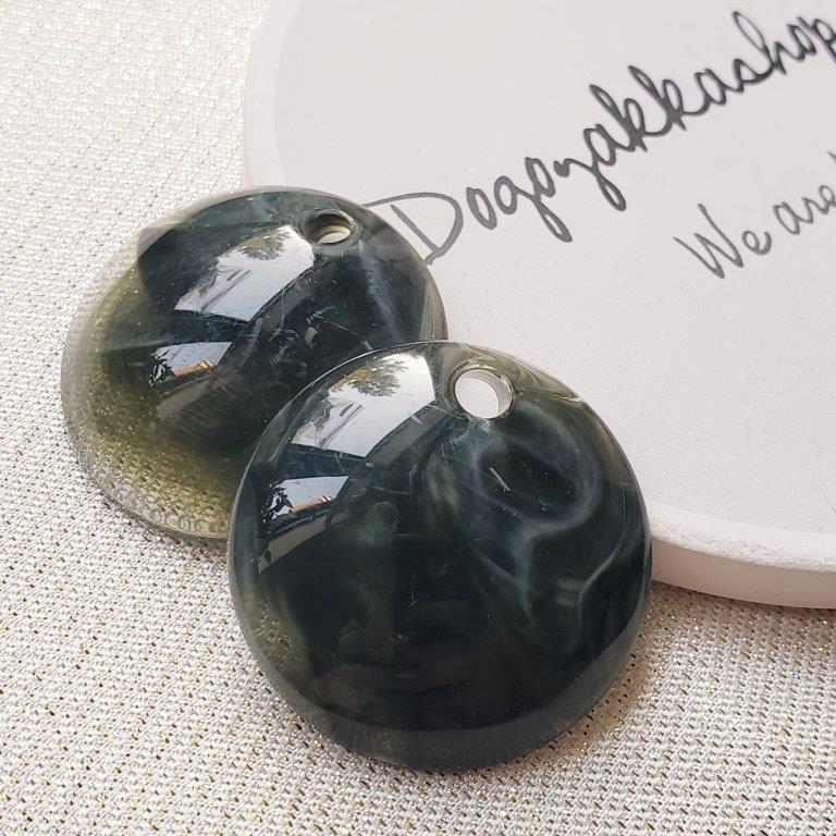 【道後雑貨店】4個 　大ぶりラウンドパーツ 　　ダークグリーン　＊画像の様にクリアの部分とグリーンの部分の割合の個体差があります。