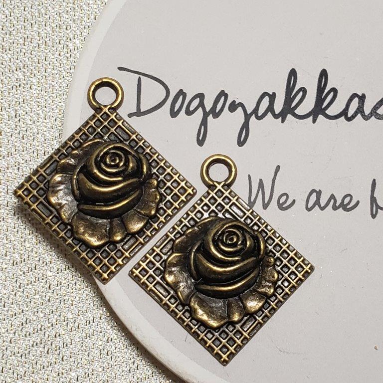 Rakuten - 【道後雑貨店】4個 　メタルローズチャーム　 ハンドメイド アクセサリーパーツ アクリルストーン アクリルビーズ チャーム レア インポート 手芸 材料 副資材 レトロ モード系 　デザインストーン