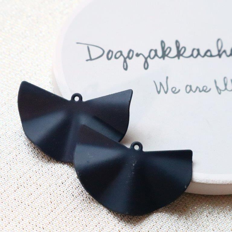 【道後雑貨店】4個☆扇型ウエーブ合金パーツ　ネイビー ハンドメイド アクセサリーパーツ アクリルスト..