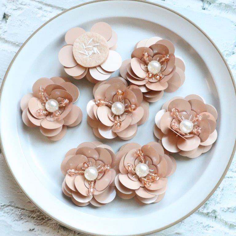 【道後雑貨店】2個 スパンコールフラワーパーツ　ベージュピンク