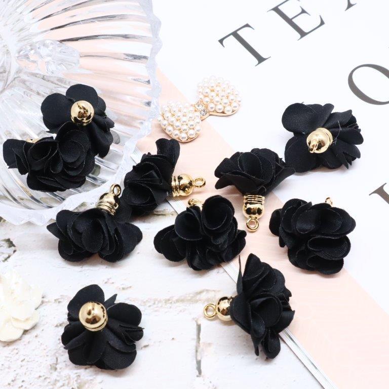 【道後雑貨店】4本 ☆ふんわりタッセルチャーム　ブラック　　 ハンドメイド アクセサリーパーツ アクリ..