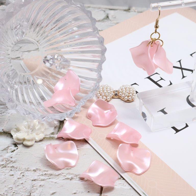 【道後雑貨店】8個 　高品質☆花びらパーツ　ライトピンク ハンドメイド アクセサリーパーツ アクリルス..