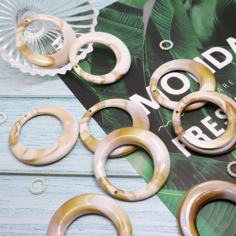 【道後雑貨店】4個 大ぶり偏心リングパーツ(穴あり）　ホワイトマーブル　 アクリルストーン アクリル..