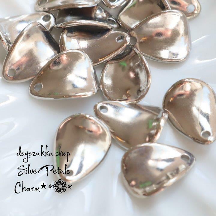 商品情報サイズ1.5x2素材アクリル注意海外製品の為、輸送時にカスレによる小傷が生じる場合がございます。完璧をお求めの方・神経質な方のご購入はご遠慮くださいませ。【道後雑貨店】10個 アクリル花びらチャーム　シルバー　花　フラワー　花弁　ハ...